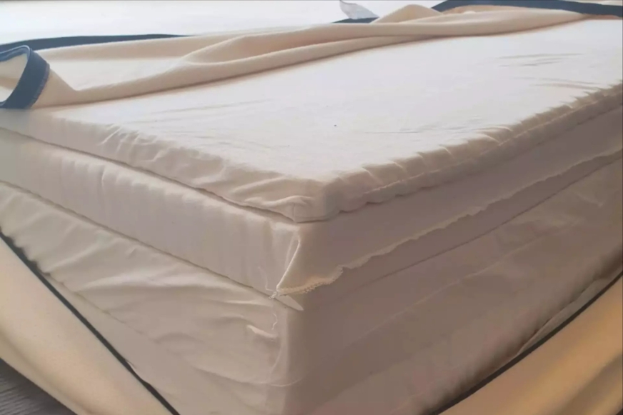 Latex lagen en opengeritst tijk van het Una matras