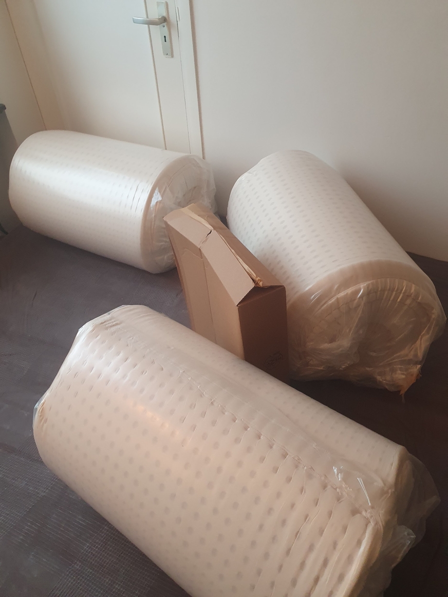 Una matraslagen verpakt in plastic